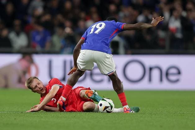 Enes Mahmutovic (Luxemburg 3) im Zweikampf mit Youssouf Fofana (Frankreich 19) Fussball, Saison 20223-2024, Freundschaftsspiel, Länderspiel 05.06.2024 Nationalmannschaft Frankreich - Luxemburg (France vs Luxembourg) Stade Saint-Symphorien, Metz