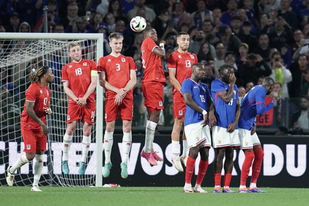 Sport Bilder des Tages Fussball Freundschaftsspiel 05.06.2024, Fussball Länderspiel, Laenderspiel, Friendly game, Freundschaftsspiel, Amical, 2024, France, Stade St Symphorien, Metz, France (FRA) - Luxemburg (LUX) vl: Die Luxemburgische Mauer mit Gerson Rodrigues (Luxemburg, Luxembourg, FLF 10) - Laurent Jans (Luxemburg, Luxembourg, FLF 18) - Enes Mahmutovic (Luxemburg, Luxembourg, FLF 3) - Christopher Martins Pereira, Kiki Martins (Luxemburg, Luxembourg, FLF 8) - Dirk Carlson (Luxemburg, Luxembourg, FLF 13) - davor Marcus Thuram (France, Frankreich 15)Youssouf Fofana (France, Frankreich 19) - Randal Kolo Muani (France, Frankreich 12)