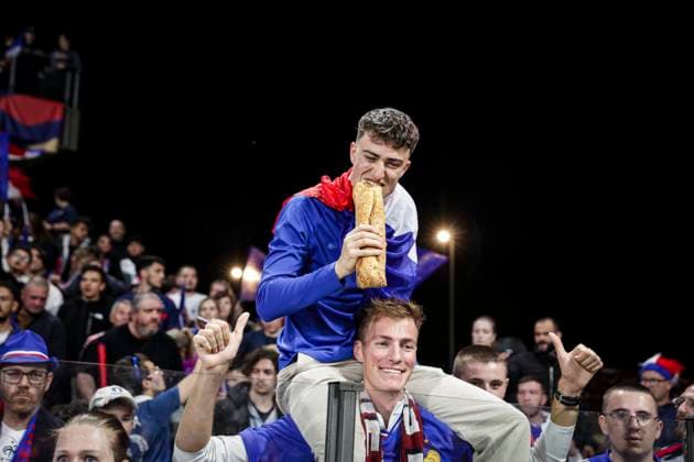 Sport Bilder des Tages Supporters equipe de France FOOTBALL: FRANCE - LUXEMBOURG PREPARATION - EURO 2024 Stade saint-symphorien- Metz. 05.- 06-2024 ElyxandroCegarra Panoramic 