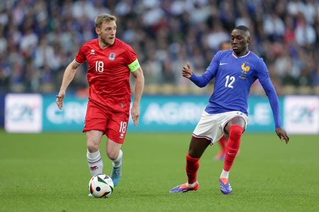 Laurent Jans (Kapitän Luxemburg 18) im Zweikampf mit Randal Kolo Muani (Frankreich 12) Fussball, Saison 20223-2024, Freundschaftsspiel, Länderspiel 05.06.2024 Nationalmannschaft Frankreich - Luxemburg (France vs Luxembourg) Stade Saint-Symphorien, Metz