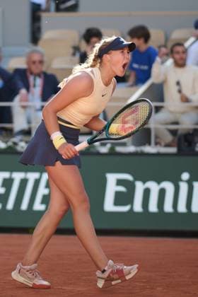 (240606) -- PARIS, June 6, 2024 -- Mirra Andreeva celebrates a score during the women s singles quarterfinal match between Mirra Andreeva of Russia and Aryna Sabalenka of Belarus at the French Open tennis tournament at Roland Garros, Paris, France, June 5, 2024. ) (SP)FRANCE-PARIS-TENNIS-FRENCH OPEN-WOMEN S SINGLES MengxDingbo 
