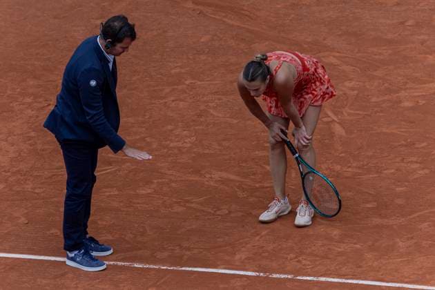 2024 French Open - Day 11 Aryna Sabalenka and the referee are checking the mark at the Roland Garros Grand Slam Tournament in Paris, France, on June 5, 2024. Paris France  Copyright: xRobertxSzaniszlox originalFilename:szaniszlo-notitle240605_npDgk.jpg