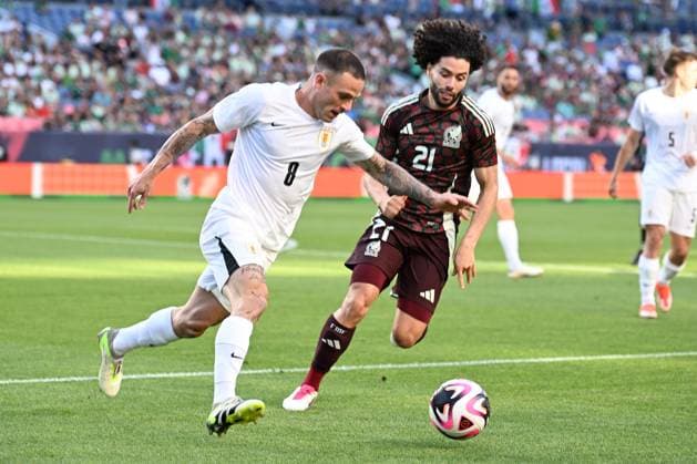 RECORD DATE NOT STATED Seleccion Mexicana 2024 Mexico vs Uruguay Nahitan Nandez (L) of Uruguay fights for the ball with Cesar Huerta (R) of Mexico during the game International Friendly, Länderspiel, Nationalmannschaft between Mexican national team, Nationalteam (Mexico) and Uruguay at Empower Field at Mile High Stadium, on June 05, 2024, Denver Colorado, United States. DENVER COLORADO UNITED STATES  Copyright: xDavidxLeahx 20240605202618_SNM_AM_MEX_URU_NANDEZ14