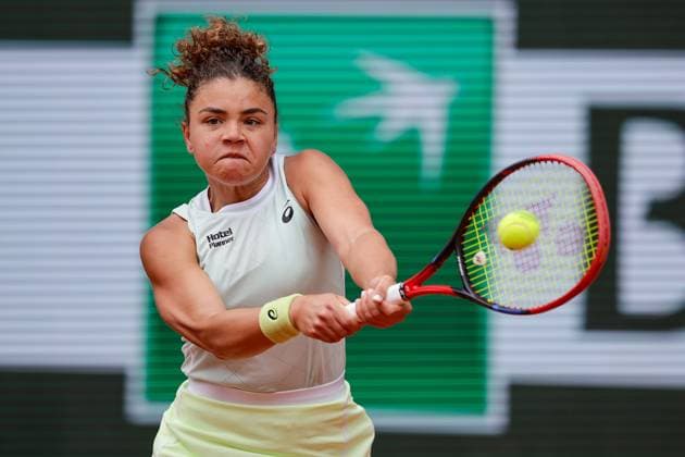 05.06.2024, Tennis, French Open 2024 Roland-Garros, FRA, Paris, Bild: v. li. Elena Rybakina of Kazakhstan spielt eine Rückhand. Copyright: HMBxMedia AntonioxBorga