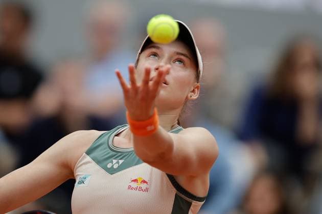 05.06.2024, Tennis, French Open 2024 Roland-Garros, FRA, Paris, Bild: v. li. Jasmine Paolini (ITA) macht einen Aufschlag. Copyright: HMBxMedia AntonioxBorga