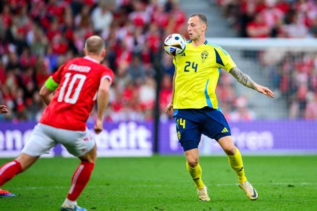 Landskamp: Danmark mod Sverige - 05.06.2024, Kobenhavn Copenhagen, Danmark Denmark 24 (SWE) - Gustaf Nilsson. Landskamp: Danmark mod Sverige - 05.06.2024. Kobenhavn Copenhagen, Danmark Denmark. 5 June, 2024. Kobenhavn Copenhagen Parken Danmark Denmark *** Denmark v Sweden 05 06 2024, Kobenhavn Copenhagen, Denmark Denmark Denmark 24 SWE Gustaf Nilsson Denmark v Sweden 05 06 2024 Kobenhavn Copenhagen, Denmark Denmark Denmark 5 June, 2024 Kobenhavn Copenhagen Parken Denmark Denmark Copyright: xMichaelxBarrettxBoesenx