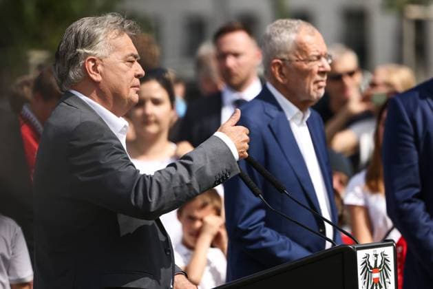 SOCCER - UEFA EURO, EM, Europameisterschaft,Fussball 2024 VIENNA,AUSTRIA,06.JUN.24 - SOCCER - UEFA European Championship, EM, Europameisterschaft preview, farewell ceremony OEFB Team. Image shows vice chancellor and minister of sports Werner Kogler and president Alexander van der Bellen (Austria).  GEPAxpictures xArminxRauthner
