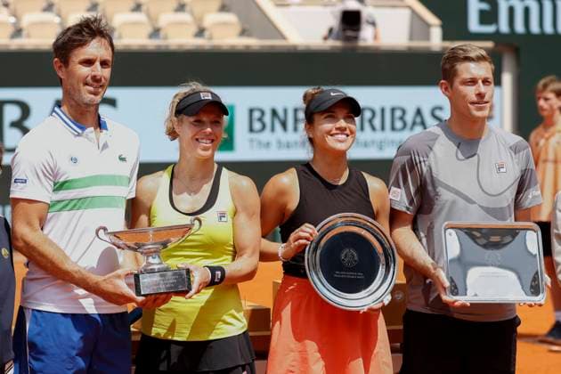 Bilder des Jahres 2024, Sport 06 Juni Sport Themen der Woche KW23 Sport Bilder des Tages L-R. Laura Siegemund, Edouard Roger-Vasselin und Finalisten Desirae Krawczyk, Neal Skupski, Mixed Doubles, Siegerehrung, Praesentation Tennis - French Open 2024 - Roland Garros - Paris - - France - 6 June 2024. *** L R Laura Siegemund, Edouard Roger Vasselin and finalists Desirae Krawczyk, Neal Skupski, Mixed Doubles, Award Ceremony, Presentation Tennis French Open 2024 Roland Garros Paris France 6 June 2024 Copyright: xJuergenxHasenkopfx