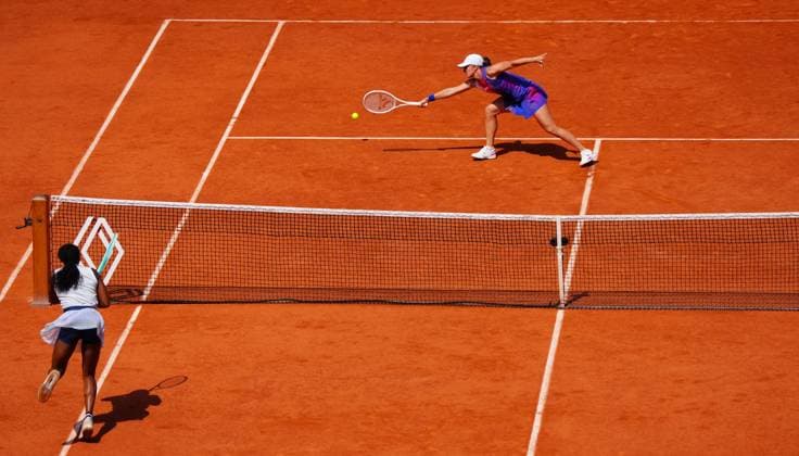 Coco Gauff passes Iga Swiatek during their semi final French Open Tennis, Day 12, Tennis, Roland Garros, Paris, France - 06 June 2024  Copyright: xJavierxGarcia Shutterstockx 14521936h