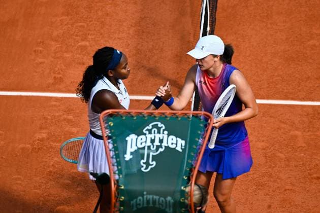 Iga Swiatek ( POL ) shake hands with Coco Gauff ( USA ) following the 2024 French Open at Roland Garros on June 6, 2024 in Paris, France. ( Photo by federico pestellini panoramic ) - TENNIS : Roland Garros 2024 - Internationaux de France - 06 06 2024 FedericoPestellini Panoramic 
