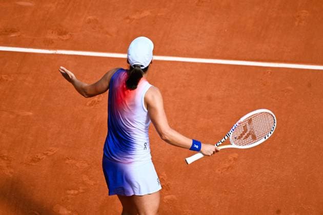 Iga Swiatek ( POL ) celebrates her match victory during the 2024 French Open at Roland Garros on June 6, 2024 in Paris, France. ( Photo by federico pestellini panoramic ) - TENNIS : Roland Garros 2024 - Internationaux de France - 06 06 2024 FedericoPestellini Panoramic 