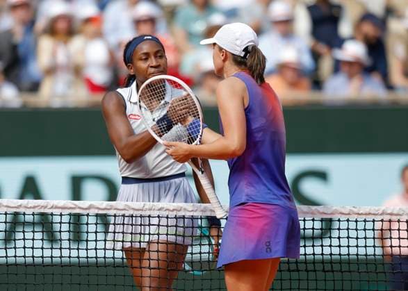 Coco Gauff gratuliert der Siegerin Iga Swiatek Halbfinale, Semi Final Tennis - French Open 2024 - Roland Garros - Paris - - France - 6 June 2024. Copyright: xJuergenxHasenkopfx