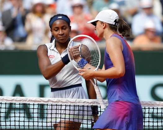 Coco Gauff gratuliert der Siegerin Iga Swiatek Halbfinale, Semi Final Tennis - French Open 2024 - Roland Garros - Paris - - France - 6 June 2024. Copyright: xJuergenxHasenkopfx