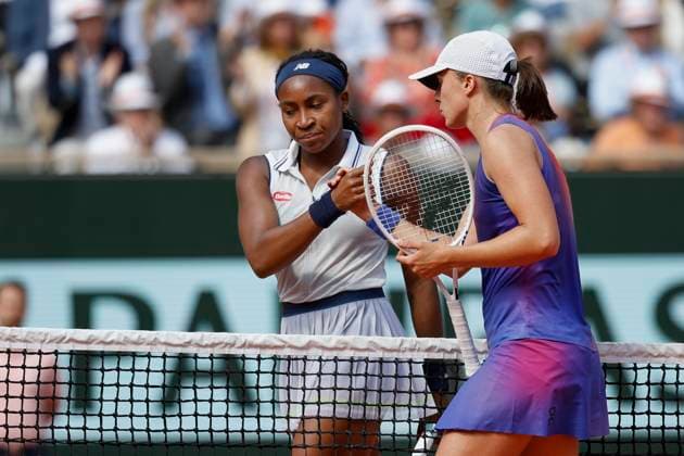 Coco Gauff gratuliert der Siegerin Iga Swiatek Halbfinale, Semi Final Tennis - French Open 2024 - Roland Garros - Paris - - France - 6 June 2024. Copyright: xJuergenxHasenkopfx
