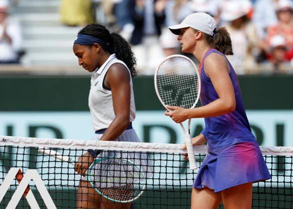 Coco Gauff gratuliert der Siegerin Iga Swiatek Halbfinale, Semi Final Tennis - French Open 2024 - Roland Garros - Paris - - France - 6 June 2024. Copyright: xJuergenxHasenkopfx