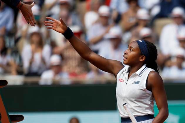 Coco Gauff gratuliert der Siegerin Iga Swiatek Halbfinale, Semi Final Tennis - French Open 2024 - Roland Garros - Paris - - France - 6 June 2024. Copyright: xJuergenxHasenkopfx