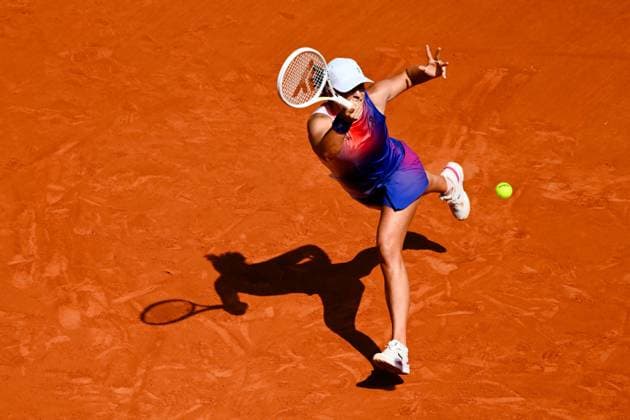 Iga Swiatek ( POL ) during the 2024 French Open at Roland Garros on June 6, 2024 in Paris, France. ( Photo by federico pestellini panoramic ) - TENNIS : Roland Garros 2024 - Internationaux de France - 06 06 2024 FedericoPestellini Panoramic 