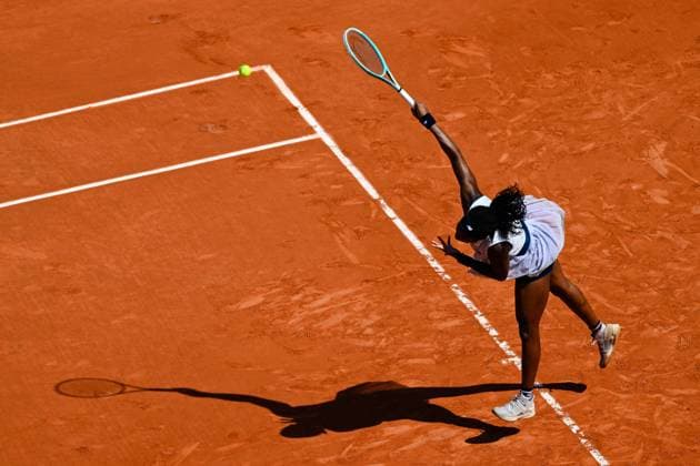 Coco Gauff ( USA ) serves during the 2024 French Open at Roland Garros on June 6, 2024 in Paris, France. ( Photo by federico pestellini panoramic ) - TENNIS : Roland Garros 2024 - Internationaux de France - 06 06 2024 FedericoPestellini Panoramic 