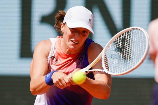 06.06.2024, Tennis, French Open 2024 Roland-Garros, FRA, Paris, Women™s Singles Court Philippe-Chatrier - SEMIFINALS Iga Swiatek (POL) - Coco Gauff (USA) Bild: v. li., Iga Swiatek (POL) spielt eine Rückhand, fokussiert den Ball Copyright: HMBxMedia AntonioxBorga