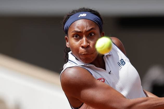 06.06.2024, Tennis, French Open 2024 Roland-Garros, FRA, Paris, Women™s Singles Court Philippe-Chatrier - SEMIFINALS Iga Swiatek (POL) - Coco Gauff (USA) Bild: v. li., Coco Gauff (USA) spielt eine Rückhand, fokussiert den Ball Copyright: HMBxMedia AntonioxBorga