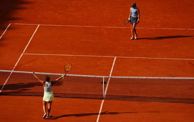 Jasmine Paolini celebrates defeating Mirra Andreeva and reaches her first ever Grand Slam Final French Open Tennis, Day 12, Tennis, Roland Garros, Paris, France - 06 June 2024  Copyright: xJavierxGarcia Shutterstockx 14521936ah