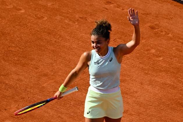 Jasmine Paolini ( ITA ) celebrates her match victory during the 2024 French Open at Roland Garros on June 6, 2024 in Paris, France. ( Photo by federico pestellini panoramic ) - TENNIS : Roland Garros 2024 - Internationaux de France - 06 06 2024 FedericoPestellini Panoramic 