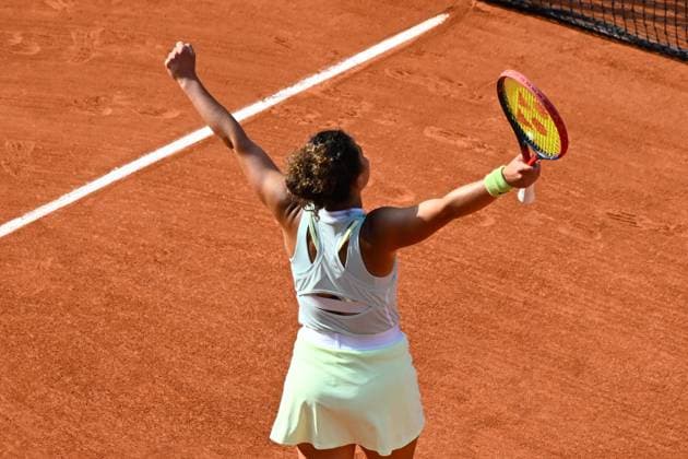 Jasmine Paolini ( ITA ) celebrates her match victory during the 2024 French Open at Roland Garros on June 6, 2024 in Paris, France. ( Photo by federico pestellini panoramic ) - TENNIS : Roland Garros 2024 - Internationaux de France - 06 06 2024 FedericoPestellini Panoramic 
