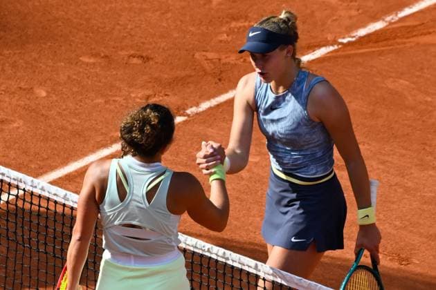 Jasmine Paolini ( ITA ) shake hands with Mirra Andreeva ( RUS ) following the 2024 French Open at Roland Garros on June 6, 2024 in Paris, France. ( Photo by federico pestellini panoramic ) - TENNIS : Roland Garros 2024 - Internationaux de France - 06 06 2024 FedericoPestellini Panoramic 