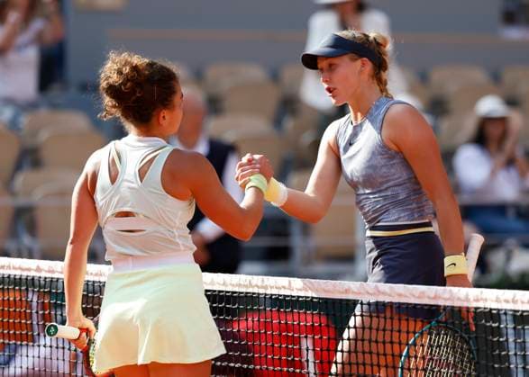 R-L.Mirra Andreeva gratuliert der Siegerin Jasmine Paolini, Halbfinale, Semi Final Tennis - French Open 2024 - Roland Garros - Paris - - France - 6 June 2024. Copyright: xJuergenxHasenkopfx