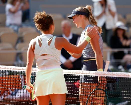 R-L.Mirra Andreeva gratuliert der Siegerin Jasmine Paolini, Halbfinale, Semi Final Tennis - French Open 2024 - Roland Garros - Paris - - France - 6 June 2024. Copyright: xJuergenxHasenkopfx