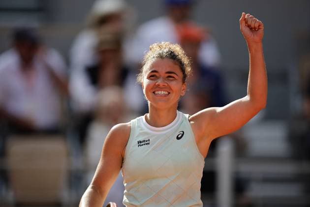 06.06.2024, Tennis, French Open 2024 Roland-Garros, FRA, Paris, Women™s Singles SEMIFINALS Jasmine Paolini (ITA) - Mirra Andreeva Bild: v. li., Jasmine Paolini (ITA) jubelt über den Sieg Copyright: HMBxMedia AntonioxBorga