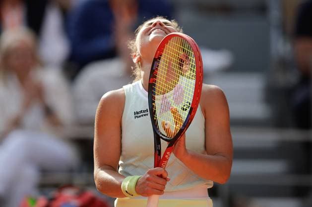 06.06.2024, Tennis, French Open 2024 Roland-Garros, FRA, Paris, Women™s Singles SEMIFINALS Jasmine Paolini (ITA) - Mirra Andreeva Bild: v. li., Jasmine Paolini (ITA) jubelt über den Sieg Copyright: HMBxMedia AntonioxBorga