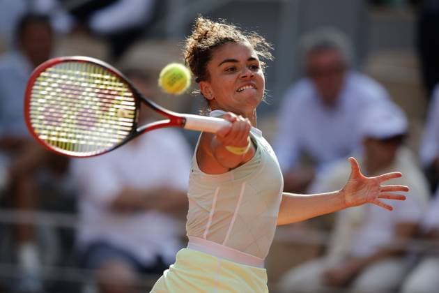 06.06.2024, Tennis, French Open 2024 Roland-Garros, FRA, Paris, Women™s Singles SEMIFINALS Jasmine Paolini (ITA) - Mirra Andreeva Bild: v. li., Jasmine Paolini (ITA) spielt eine Vorhand. Copyright: HMBxMedia AntonioxBorga