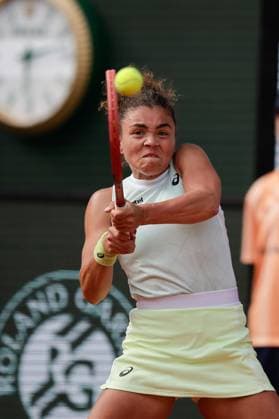 06.06.2024, Tennis, French Open 2024 Roland-Garros, FRA, Paris, Women™s Singles SEMIFINALS Jasmine Paolini (ITA) - Mirra Andreeva Bild: v. li., Jasmine Paolini (ITA) spielt eine Rückhand. Copyright: HMBxMedia AntonioxBorga