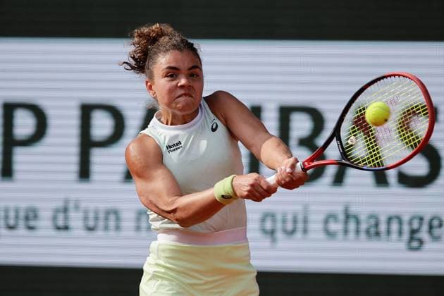06.06.2024, Tennis, French Open 2024 Roland-Garros, FRA, Paris, Women™s Singles SEMIFINALS Jasmine Paolini (ITA) - Mirra Andreeva Bild: v. li., Jasmine Paolini (ITA) spielt eine Rückhand. Copyright: HMBxMedia AntonioxBorga
