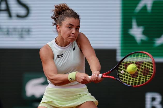 06.06.2024, Tennis, French Open 2024 Roland-Garros, FRA, Paris, Women™s Singles SEMIFINALS Jasmine Paolini (ITA) - Mirra Andreeva Bild: v. li., Jasmine Paolini (ITA) spielt eine Rückhand. Copyright: HMBxMedia AntonioxBorga