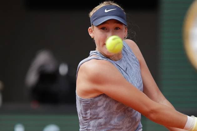 06.06.2024, Tennis, French Open 2024 Roland-Garros, FRA, Paris, Women™s Singles SEMIFINALS Jasmine Paolini (ITA) - Mirra Andreeva Bild: v. li., Mirra Andreeva fokusiert den Ball Copyright: HMBxMedia AntonioxBorga