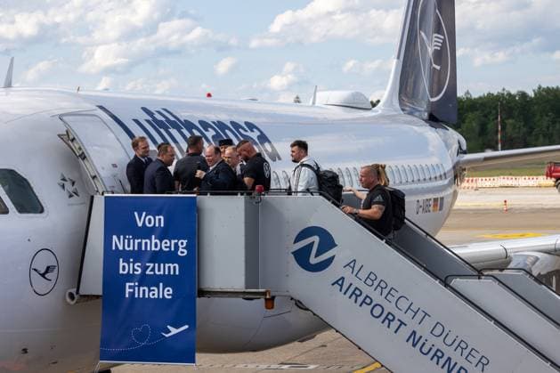 Abreise DFB-Team zum Länderspiel nach Düsseldorf Abreise der DFB-Fußball-Nationalmannschaft vom Flughafen Nürnberg nach Düsseldorf. In Mönchengladbach findet am 07.06.2024 das letzte Länderspiel Deutschland gegen Griechenland vor dem Beginn der Fußball-Europameisterschaft 2024 statt Nürnberg Flughafen Bayern Deutschland