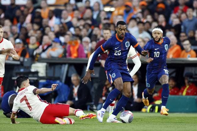 ROTTERDAM - (l-r) Stephen Eustaquio of Canada, Ryan Gravenberch of Holland during the friendly Interland match between the Netherlands and Canada at Feyenoord Stadium de Kuip on June 6, 2024 in Rotterdam, Netherlands. ANP KOEN VAN WEEL International Friendly, Länderspiel, Nationalmannschaft 2024 xVIxANPxSportx xxANPxIVx 500459585 originalFilename: 500459585.jpg