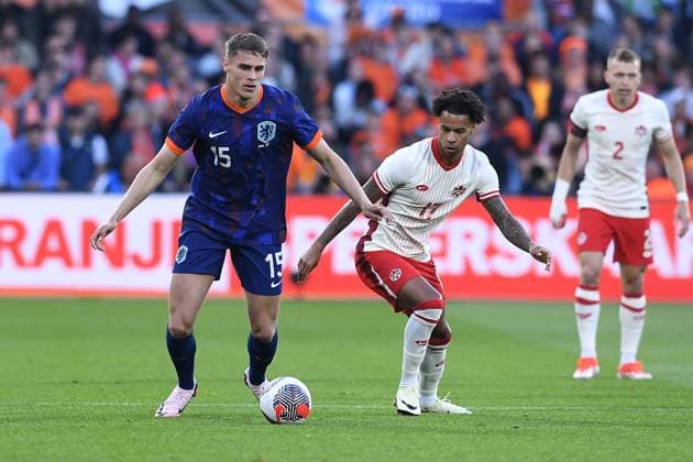 Fußball Länderspiel Niederlande - Kanada am 06.06.2024 im Feyenoord Stadium in Rotterdam Micky van de Ven ( Niederlande ), links - Tajon Buchanan ( Kanada ), rechts