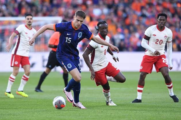 Fußball Länderspiel Niederlande - Kanada am 06.06.2024 im Feyenoord Stadium in Rotterdam Micky van de Ven ( Niederlande ), vorne - Ismael Kone ( Kanada ), hinten