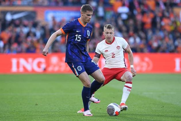Fußball Länderspiel Niederlande - Kanada am 06.06.2024 im Feyenoord Stadium in Rotterdam Micky van de Ven ( Niederlande ), vorne - Alistair Johnston ( Kanada ), hinten