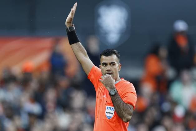 ROTTERDAM - Referee Rohit Saggi during the friendly Interland match between the Netherlands and Canada at Feyenoord Stadium de Kuip on June 6, 2024 in Rotterdam, the Netherlands. ANP MAURICE VAN STEEN International Friendly, Länderspiel, Nationalmannschaft 2024 xVIxANPxSportx xxANPxIVx 500459820 originalFilename: 500459820.jpg