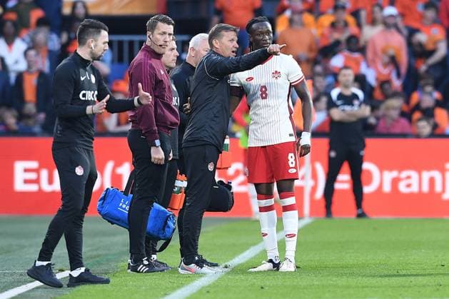 Fußball Länderspiel Niederlande - Kanada am 06.06.2024 im Feyenoord Stadium in Rotterdam Jesse Marsch ( Trainer Cheftrainer Kanada ), links - Ismael Kone ( Kanada ), rechts