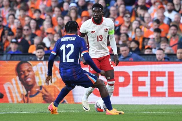 Fußball Länderspiel Niederlande - Kanada am 06.06.2024 im Feyenoord Stadium in Rotterdam Alphonso Davies ( Kanada ), hinten - Jeremie Frimpong ( Niederlande ), vorne