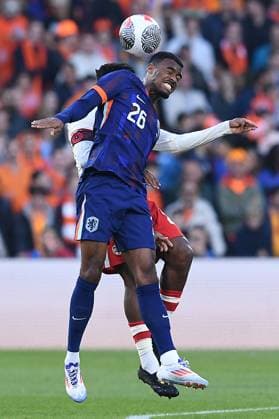 Fußball Länderspiel Niederlande - Kanada am 06.06.2024 im Feyenoord Stadium in Rotterdam Ryan Gravenberch ( Niederlande ), vorne - Jonathan David ( Kanada ), hinten