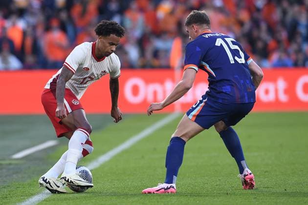 Fußball Länderspiel Niederlande - Kanada am 06.06.2024 im Feyenoord Stadium in Rotterdam Tajon Buchanan ( Kanada ), links - Micky van de Ven ( Niederlande ), rechts