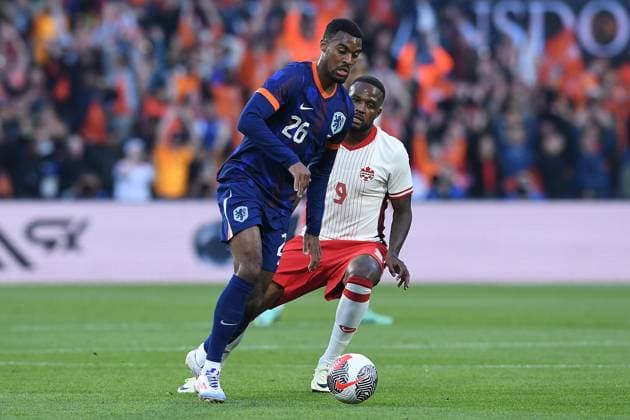Fußball Länderspiel Niederlande - Kanada am 06.06.2024 im Feyenoord Stadium in Rotterdam Teun Koopmeiners ( Niederlande ), vorne - Cyle Larin ( Kanada ), hinten