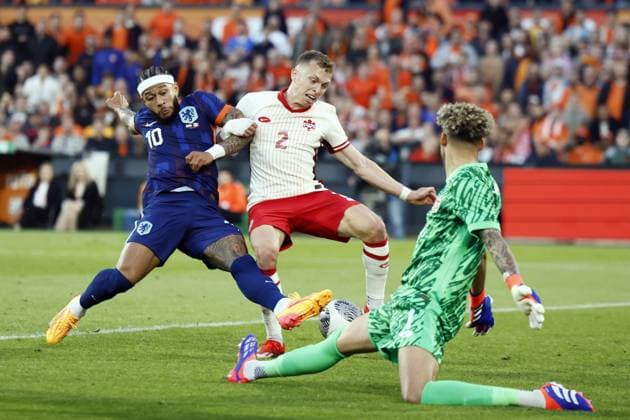ROTTERDAM - (l-r) Memphis Depay of Holland, Alistair Johnston of Canada, Canada goalkeeper Dayne St. Clair during the friendly Interland match between the Netherlands and Canada at Feyenoord Stadium de Kuip on June 6, 2024 in Rotterdam, Netherlands. ANP KOEN VAN WEEL International Friendly, Länderspiel, Nationalmannschaft 2024 xVIxANPxSportx xxANPxIVx 500460696 originalFilename: 500460696.jpg