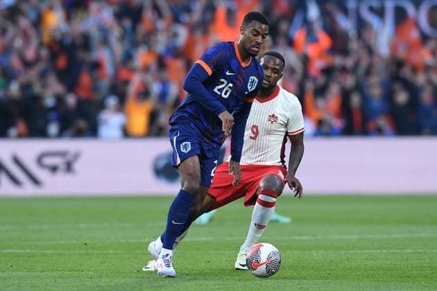 Fußball Länderspiel Niederlande - Kanada am 06.06.2024 im Feyenoord Stadium in Rotterdam Ryan Gravenberch ( Niederlande ), vorne - Cyle Larin ( Kanada ), hinten